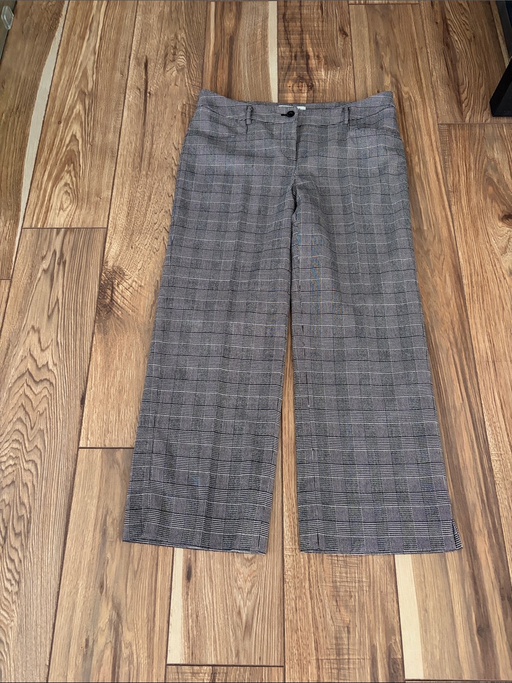 White House Black Market
Women's Plaid Straight-Leg Capri in Black/Cream